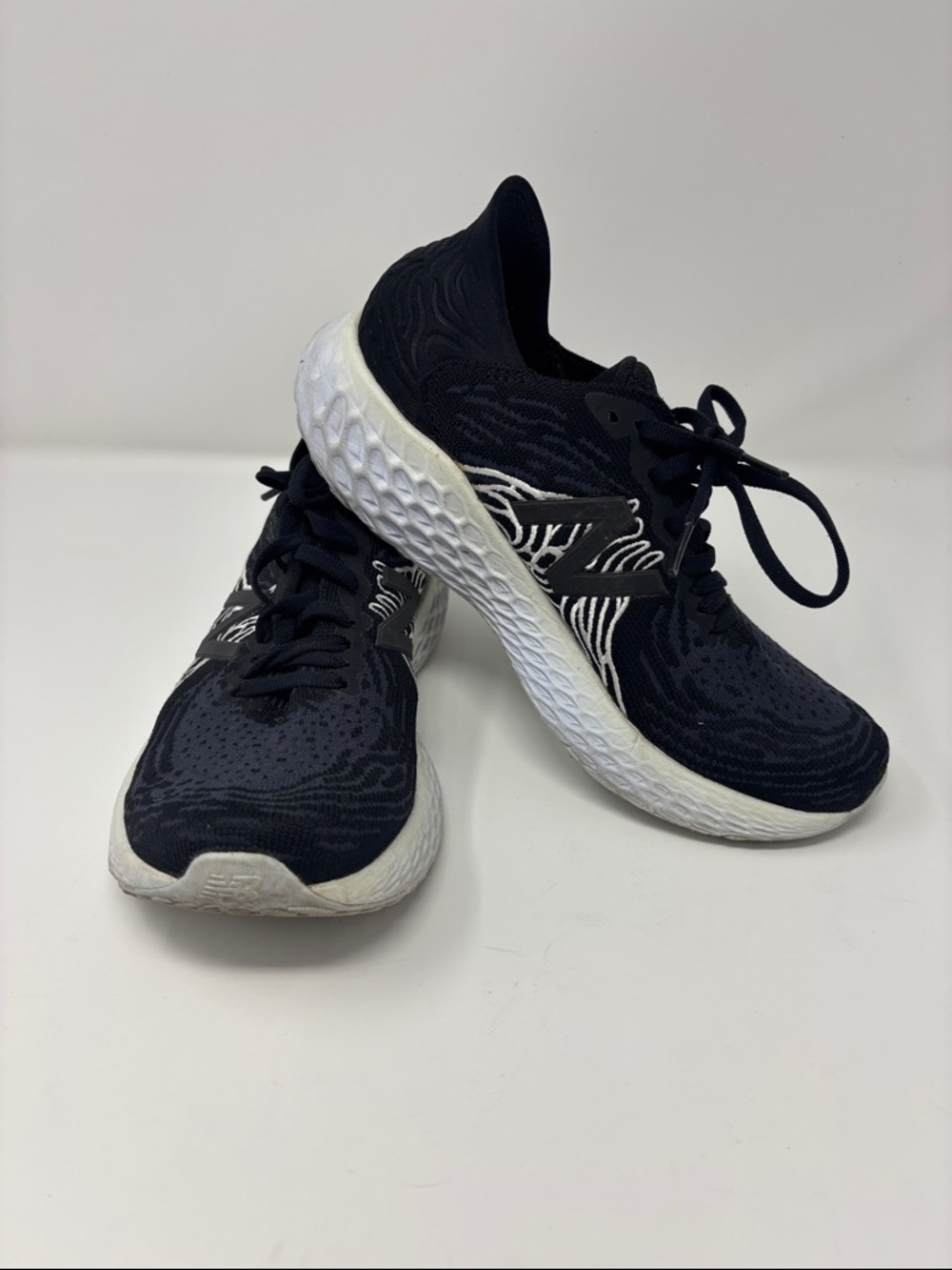 New Balance | fresh foam Women's Black Running Sneakers with White Midsole 8